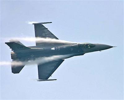 Letoun F-16 z amerického demo týmu Viper.