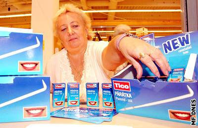 Prodavaka Eva Plíhalová v mosteckém supermarketu prodává první párátka.  (19. 9. 2007)