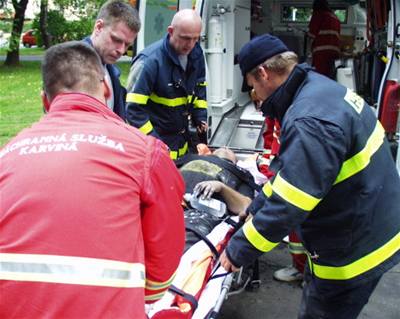 Hasii pomohli záchrance s trasportem zranného do sanitky.