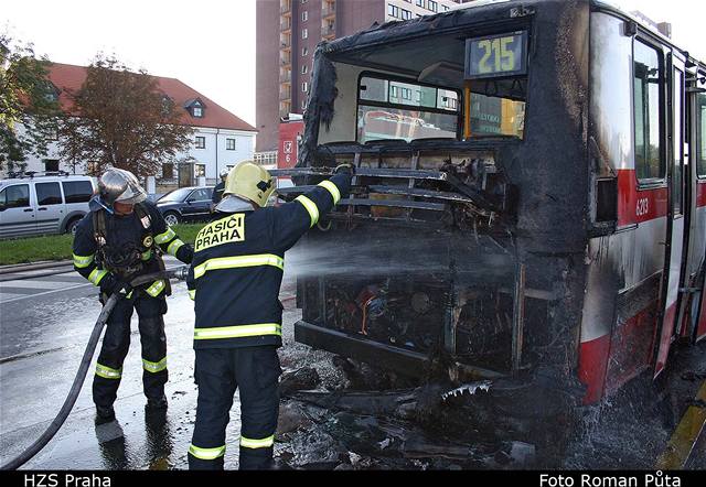 Poár autobusu se natstí obeel bez zranní cestujících.