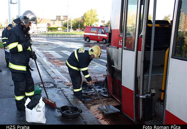 Poár autobusu se natstí obeel bez zranní cestujících.