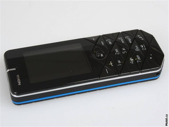 Nokia 7500 je plná trojúhelník a ani klávesnice není výjimkou