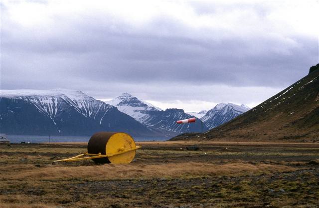 Roman Signer: Island (2005)