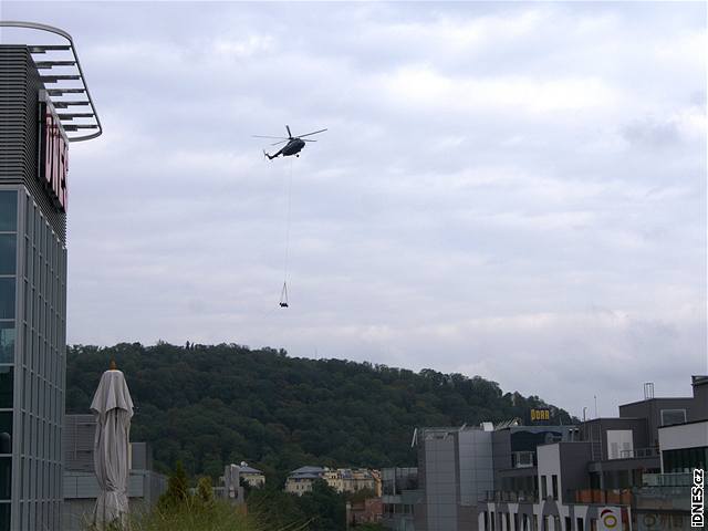 Vrtulník usadil monopost na stechu domu na Andlu.