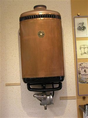 Měděný průtokový ohřívač vody Junkers z první pol. 20. stol.