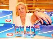 Prodavaka Eva Plíhalová v mosteckém supermarketu prodává první párátka.  (19. 9. 2007)