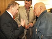 Václav Havel v druném hovoru se Zdekem Srstkou