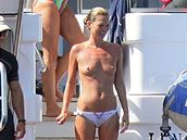 Kate Mossová se odhalila na jacht