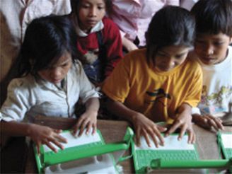 Děti v Kambodži s XO laptopem