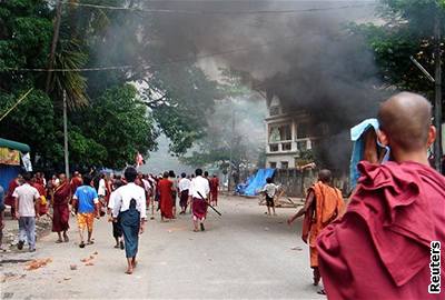 Barmské úady oficiáln mluví o tom, e ve vazb je celkem 2093 lidí.