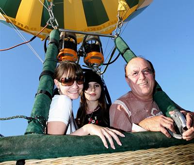 Petr Janda si let balonem uíval s manelkou Alicí (vlevo) a dcerou Elikou