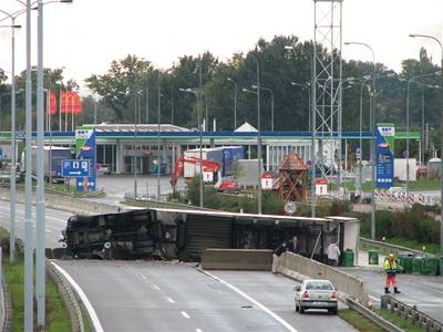 Jedna z nehod na D2 u Brna - pevrácený kamion s nákladem palmového oleje.