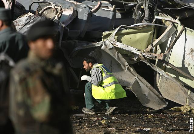 Taliban útokem na vojenský autobus zabil kolem ticeti lidí.