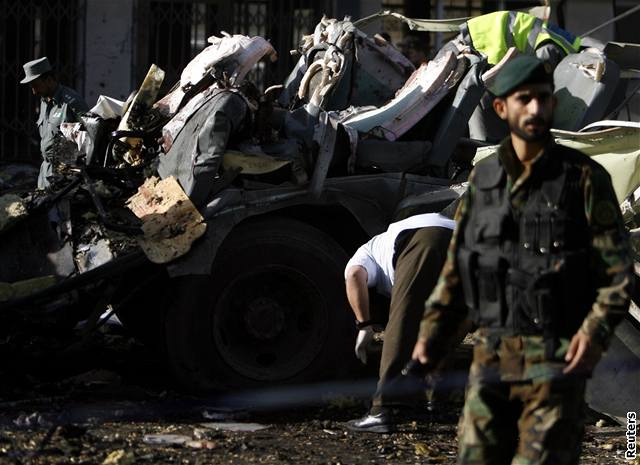 Taliban útokem na vojenský autobus zabil kolem ticeti lidí.