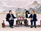 Jií Paroubek, pedseda SSD a Wang Jiraui, vedoucí Mezinárodního oddlení ÚV KS