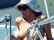 Monica Bellucciová se opaluje na jacht