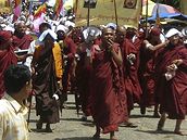 Buddhistití mnii v ulicích barmského Rangúnu