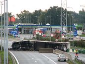 Jedna z nehod na D2 u Brna - pevrácený kamion s nákladem palmového oleje.