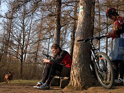 Cyklisté odpočívají na podzimní vyjížďce