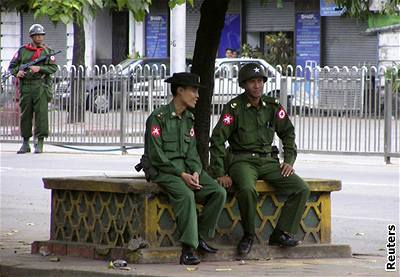 Vojáci v ulicích barmské metropole Rangúnu