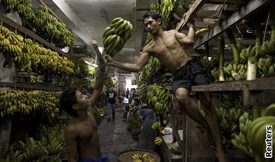 Prodavai si podávají banánové trsy na rangúnském triti Mingalar. V Barm pedstavují pokrm chudých.