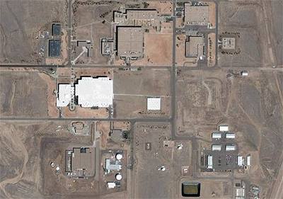 Satelitní snímek základny Schriever v Coloradu.