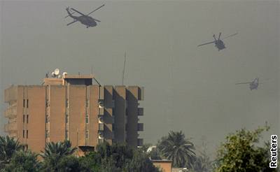 Americké a britské helikoptéry krouí nad Bagdádem. Gordon Brown zde bude jednat o odchodu britských voják