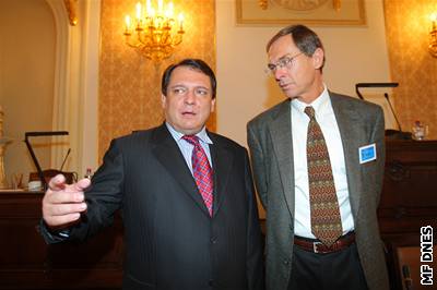 Jií Paroubek s moným prezidentským kandidátem Janem vejnarem