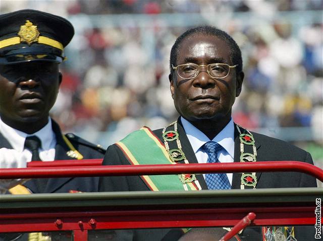 U naeho souseda v Zimbabwe dolo k tragickému selhání lídra, ekl na Mugabeho adresu Nelson Mandela.