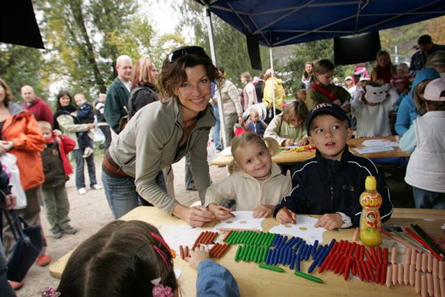 Elen erná-Valentová s dtmi na akci Cesta po stopách princezny Roselly