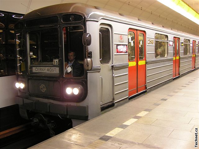 Souprava 81-71 trasy B ve stanici Náměstí Republiky