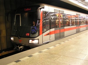 Souprava M1 trasy C ve stanici Vltavská