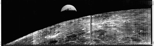 Srpek Země fotografovaný sondou Lunar Orbiter 1
