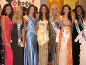 Veronika Pompeová v kolektivu krásek bojujících o titul Miss International