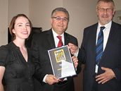 P�edávání ceny - Výkonný �editel Budweiser Budvar UK (uprost�ed), editorka...