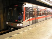Souprava M1 trasy C ve stanici Vltavsk