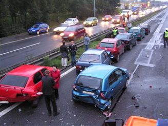 hromadn nehoda 11 aut na Msteck ulici v Ostrav (18.10.2007)