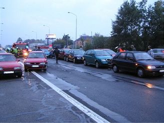 hromadn nehoda 11 at v Msteck ulici v Ostrav (18.10.2007)