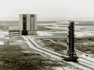 Vyven rakety Saturn 5 z montn haly na rampu