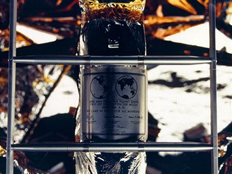 Plaketa na spodní části lunárního modulu, jíž kosmonauti vzdali čest padlým kolegům