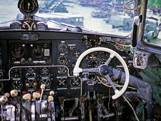Kokpit Il-14. Nehodu iljuinu u Brna nepeilo v roce 1962 tináct lidí. Ilustraní foto