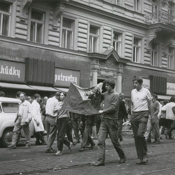 Mladíci nesou krvavou vlajku, v ulicích Prahy bhem okupace zemely desítky lidí.