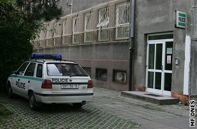 Obvodní oddlení policie ve Vratimov pilo o polovinu policist, zastupovat je musí policisté z jiných míst Frýdecko-Místecka.