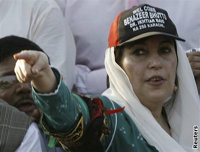 Benazír Bhuttová krátce po píletu do Karáí