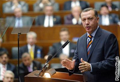 Turecký ministerský pedseda zárove kritizoval Evropskou unii.