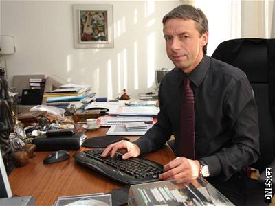 Praský primátor Pavel Bém si v lét 2008 vyzkouí starostování vesnice na Uherskohradisku.
