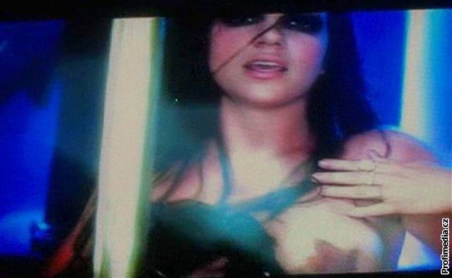 Britney Spearsová ukazuje prsa v novém videoklipu