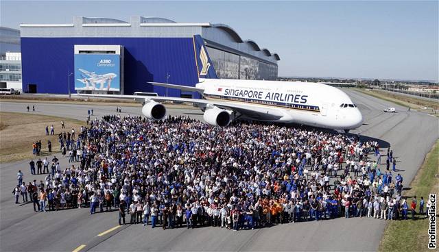 Letadlo Airbus A380 pistlo v Singapuru.