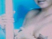 Britney Spears v novém videoklipu ukazuje prsa