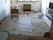 Chemikálie a rozlitá rtu na podlaze bývalé laboratoe dolu Vítkov II u Oldichova na Tachovsku